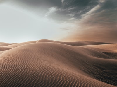 灰蒙蒙的天空下沙漠中的沙丘